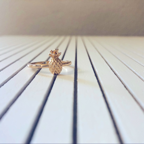 Old Navy Jewelry - Gold pineapple ring